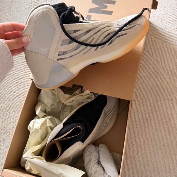Yeezy QNTM white sneakers main image 4